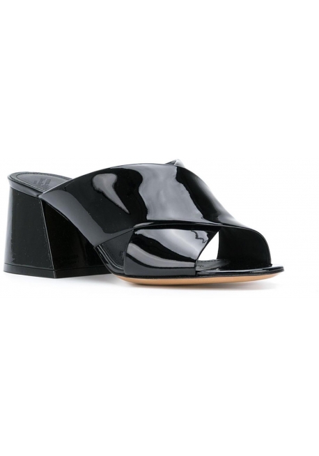 Sandalias de diapositivas de tacón alto Maison Margiela en charol negro.